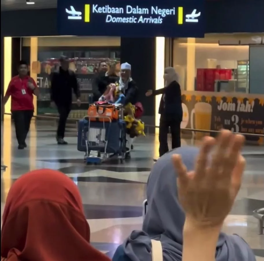 “Ayah Memang Terkenal Dengan Sikap Bersedekah…” – Atuk Pulang Haji Bawa 15 Patung Unta Untuk Cucu